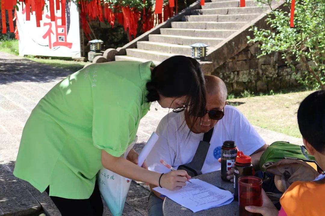 相关文章在校团委的支持下