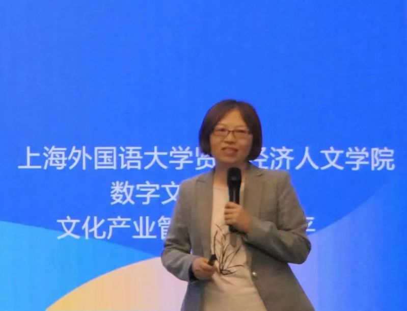 在旅游行业协会的支持指导下